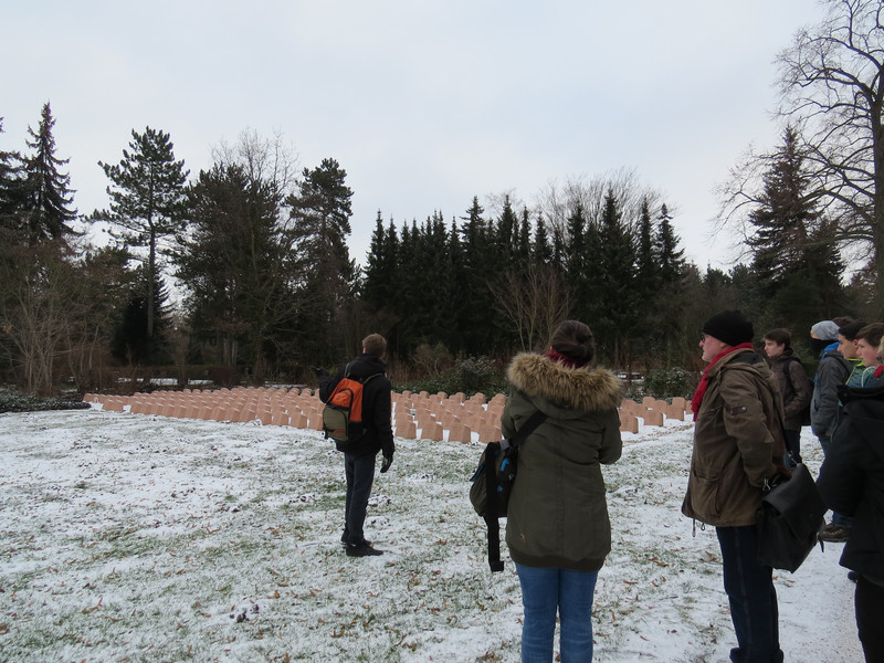 Abschlusstag einer Projektwoche auf dem Grabfeld für Opfer der NS-Euthanasie und NS-Justiz auf dem Gertraudenfriedhof in Halle
