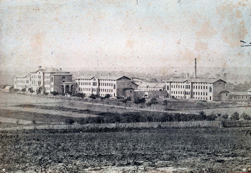 Blick auf die Gebäude des Krankenhauses um 1900